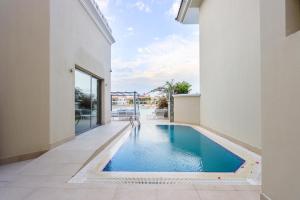 Bazén v ubytování Elegant 4B+Maid room Villa in Palm - Livbnb nebo v jeho okolí