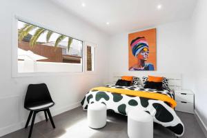 um quarto com uma cama em preto e branco e uma janela em Vivienda vacacional de lujo en el sauzal em Sauzal