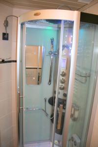 eine Dusche mit Glastür im Bad in der Unterkunft Heggerank 23B* in Nieuwvliet