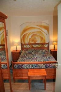 ein Schlafzimmer mit einem Bett und zwei Nachttischen in der Unterkunft Heggerank 23B* in Nieuwvliet