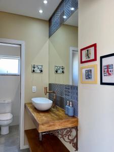 y baño con lavabo y aseo. en Santinho Ocean View House, en Florianópolis