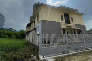 a house with a fence in front of it at SPOT ON 93378 Lona Guest House Syariah in Parit