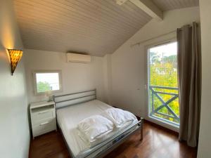 Łóżko lub łóżka w pokoju w obiekcie Villa spacieuse avec jacuzzi, à 200m de la plage à Capbreton - FR-1-413-209