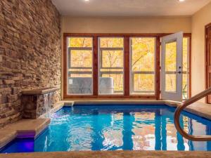 una piscina en una casa con ventanas en Escape to Elegance by Ghosal Luxury Lodging, en Sevierville