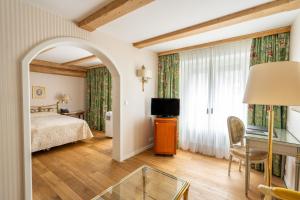 Postel nebo postele na pokoji v ubytování Romantik Hotel Wilden Mann Luzern + 36 fotografií