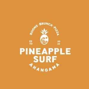 Logotipo de pistola de piña sobre fondo naranja en PineApple Surf, en Ahangama