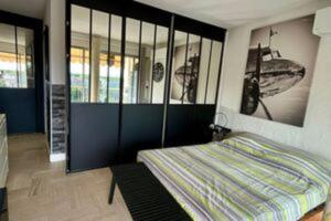 um quarto com uma cama num quarto em Cosy family nest with balcony and shared pool em Mandelieu-la-Napoule