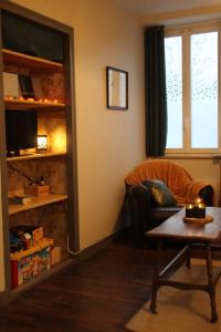 - un salon avec une chaise, une table et une fenêtre dans l'établissement Gîte du Chat noir (Brocéliande), à Campénéac 13 autres photos