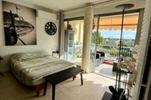 um quarto com uma cama e uma varanda em Cosy family nest with balcony and shared pool em Mandelieu-la-Napoule