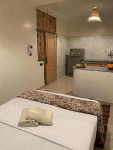 een keuken met een bed in een kamer bij CHILL SURFER HOSTEL in Tamraght Ouzdar