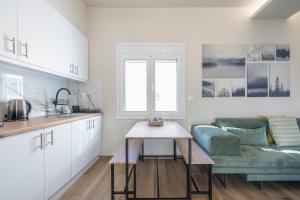 Kuchyň nebo kuchyňský kout v ubytování Attiki Metro Top Floor By Greece Apartments