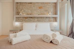 um quarto com uma cama com toalhas em Aphrodite Luxury penthouse with Jacuzzi em Trieste