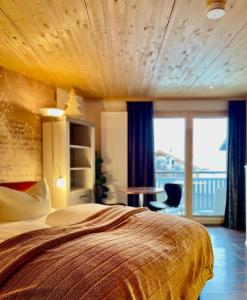 ein Schlafzimmer mit einem großen Bett und einem Balkon in der Unterkunft Vintage-Hotel Charivari- Sommerbergbahnen 2024 kostenlos in Bolsterlang