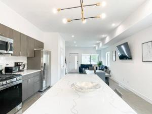 uma grande cozinha com uma grande bancada branca em 4BR L.A. Dream Home -CL1 em Los Angeles