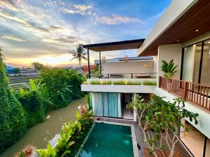 Μπαλκόνι ή βεράντα στο Villa Devadha riverside pererenan canggu