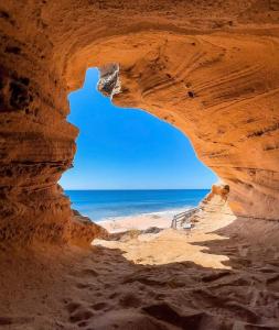 贝瓦尼亚圣彼得Villa Vacanze Perla del Salento - Casa Vacanze San Pietro in Bevagna - SALENTO - Puglia - ITALY的从岩石洞穴欣赏到海景