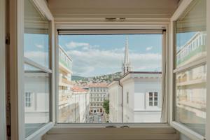 uma janela com vista para uma cidade em Aphrodite Luxury penthouse with Jacuzzi em Trieste