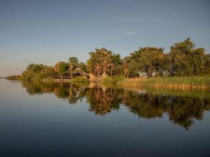 カティマ・ムリロにあるZambezi King Fisher Lodgeの岸の木の水 +18枚の写真