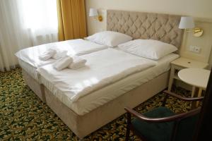 a bed in a hotel room with towels on it at EA Hotel Elefant in Karlovy Vary +86 photos