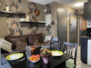a living room with a table and a couch at Charmant T2 rénové avec clim, WiFi et parking à 15 min des Thermes de Balaruc-les-Bains - FR-1-553-229 in Balaruc-les-Bains