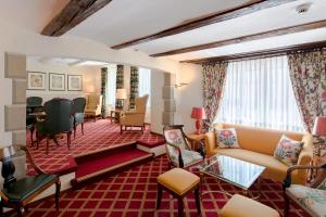 - un salon avec un canapé, des chaises et une table dans l'établissement Romantik Hotel Wilden Mann Luzern, à Lucerne