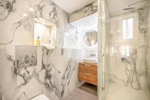 La salle de bains est pourvue d'une douche et d'un lavabo. dans l'établissement GuestReady - Atalaia Studio 1, à Lisbonne