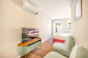 - une chambre avec un lit et un bureau dans l'établissement GuestReady - Atalaia Studio 1, à Lisbonne