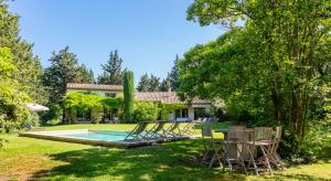 Bazén v ubytování VillaOustal. Parc Arboré 4500 m2. Piscine chauffée. nebo v jeho okolí