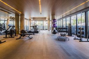 een fitnessruimte met loopbanden en fitnessapparatuur in een gebouw bij GO 24 by My Way in Porto Alegre