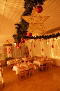 una stanza con tavoli con decorazioni natalizie e una stella di Hotel Restaurant Rössli a Schönenberg