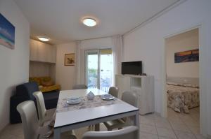 salon ze stołem i salonem w obiekcie Residenza Marco Polo w Lignano Sabbiadoro