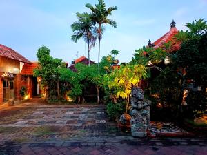 un patio de una casa con una palmera en Southern Bali Villa en Nusa Dua