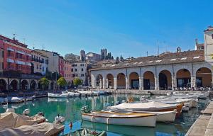 Un grupo de barcos están atracados en un puerto en il Cantuccio, en Desenzano del Garda