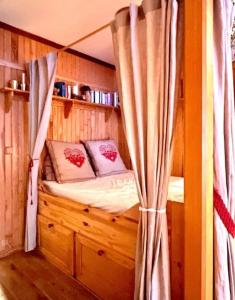 Cama en habitación de madera con dosel en Appartement Front de neige, en Isola 6 fotos más