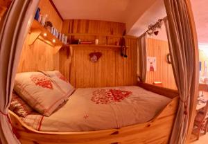 - une petite chambre avec un lit dans l'établissement Appartement Front de neige, à Isola