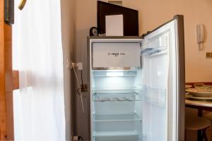 un frigorifero con porta aperta in cucina di Piscina e Posto Auto per un Relax a 400 mt dal mare a Pietra Ligure