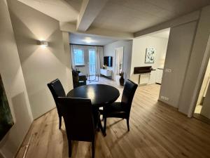 een woonkamer met een eettafel en stoelen bij Akureyri Backpackers, Hafnarstraeti 100 - Apartment for 4 in Akureyri
