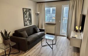 een woonkamer met een bank en een tafel bij Akureyri Backpackers, Hafnarstraeti 100 - Apartment for 4 in Akureyri