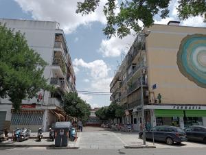 uma rua da cidade com carros estacionados e edifícios em La Paloma em Córdoba