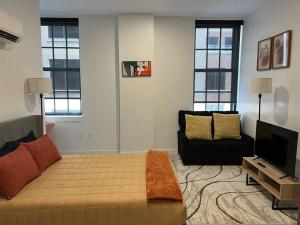 A bed or beds in a room at Urban Studio: Downtown Hartford