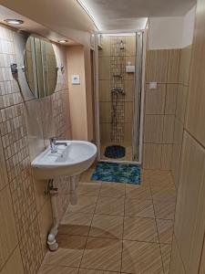 Ett badrum på Hajnal Apartman