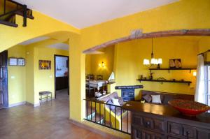 レスタルティットにあるPassatge Berna, 2の黄色の壁の広いリビングルーム、キッチンが備わります。