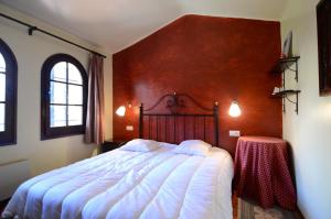 レスタルティットにあるPassatge Berna, 2のベッドルーム1室(大型ベッド1台、木製ヘッドボード付)