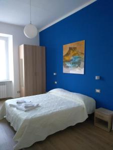 ラ・スペツィアにあるAffittacamere Da Euroの青い壁のベッドルーム(ベッド1台付)