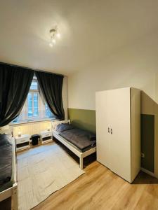 een slaapkamer met een bed en een groot raam bij Monteurswohnung an der Mulde in Döbeln