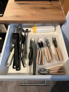 un cassetto pieno di coltelli e utensili da cucina su un bancone di Monteurswohnung an der Mulde a Döbeln