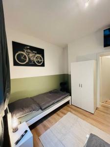 1 dormitorio con 1 cama con una foto de una motocicleta en la pared en Monteurswohnung an der Mulde en Döbeln