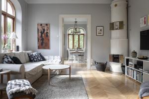 a living room with a couch and a table at Vita Huset på Österlen in Gärsnäs