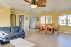een woonkamer met een bank en een tafel en stoelen bij Big Pine Key Home on Bogie Channel with Dock and Slip! in Big Pine Key