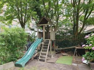 een kleine speeltuin met een glijbaan en een trap bij Appartement met 2 slaapkamers en tuin in Amsterdam in Amsterdam